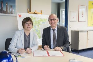Simone Raskob, Umweldezernentin der Stadt Essen, und Michael Brodmann, Geschäftsführer der Stiftsquelle unterzeichnen den Vertrag.